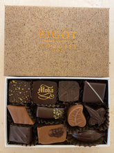 Charger l&#39;image dans la galerie, Coffret en papier à base de fèves de cacao garni de chocolats maison
